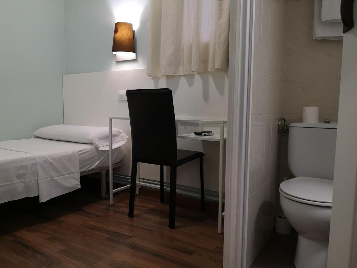 Hostal Lesseps Barcelona Bagian luar foto