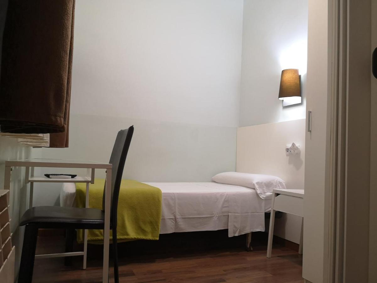 Hostal Lesseps Barcelona Bagian luar foto