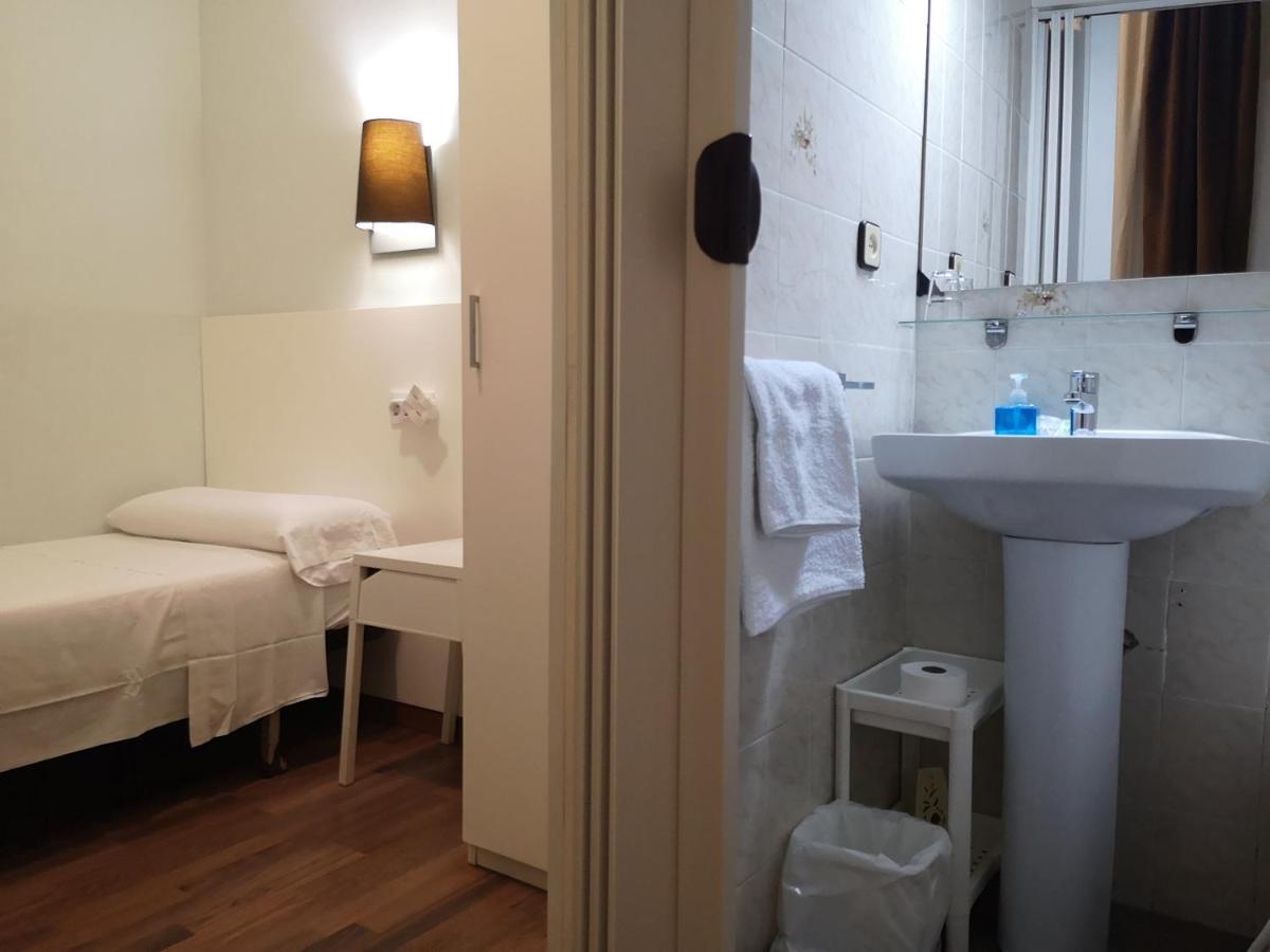 Hostal Lesseps Barcelona Bagian luar foto