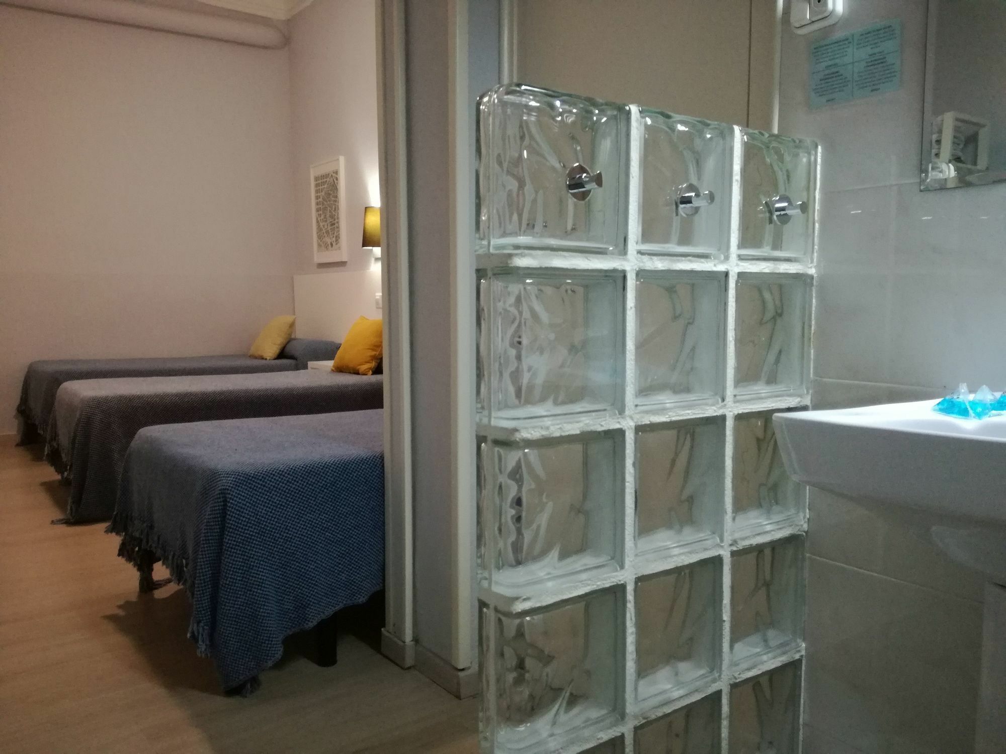 Hostal Lesseps Barcelona Bagian luar foto