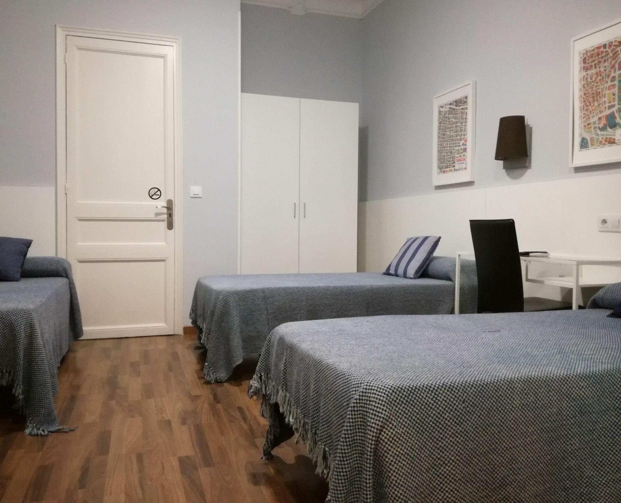 Hostal Lesseps Barcelona Bagian luar foto