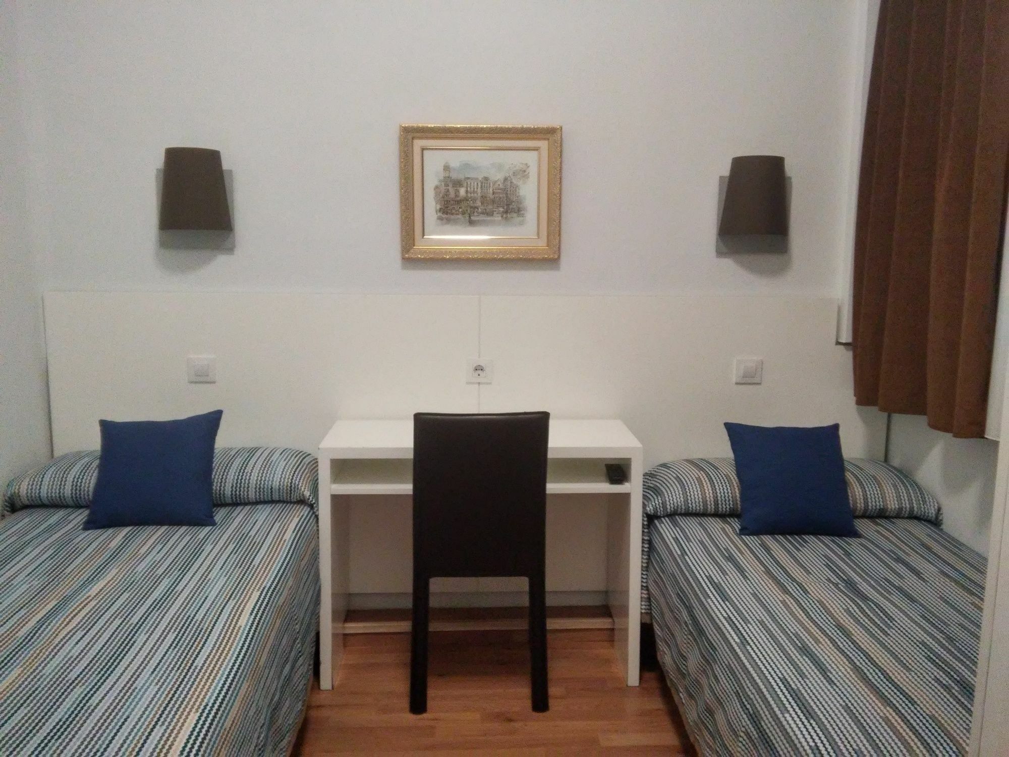 Hostal Lesseps Barcelona Bagian luar foto