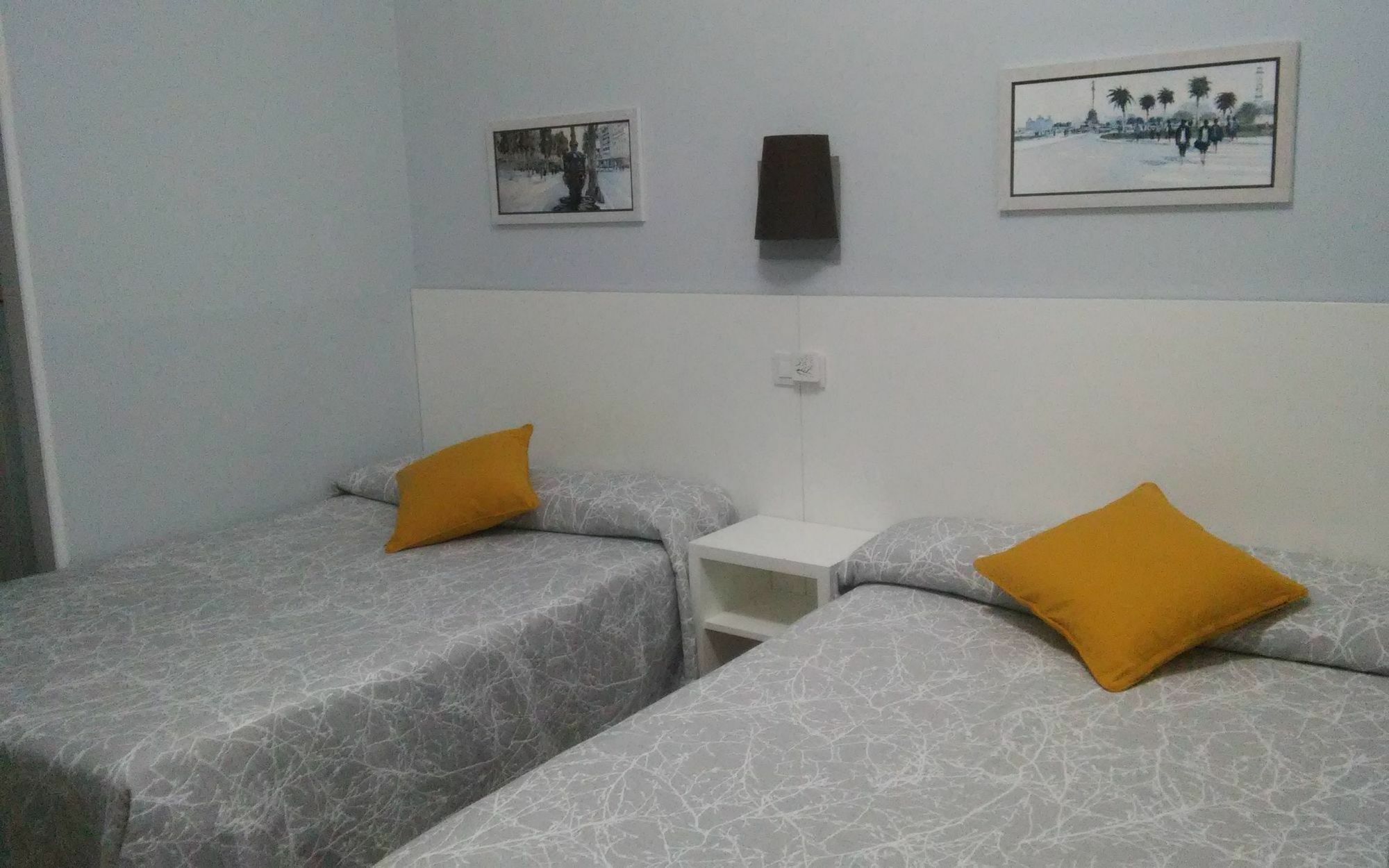 Hostal Lesseps Barcelona Bagian luar foto