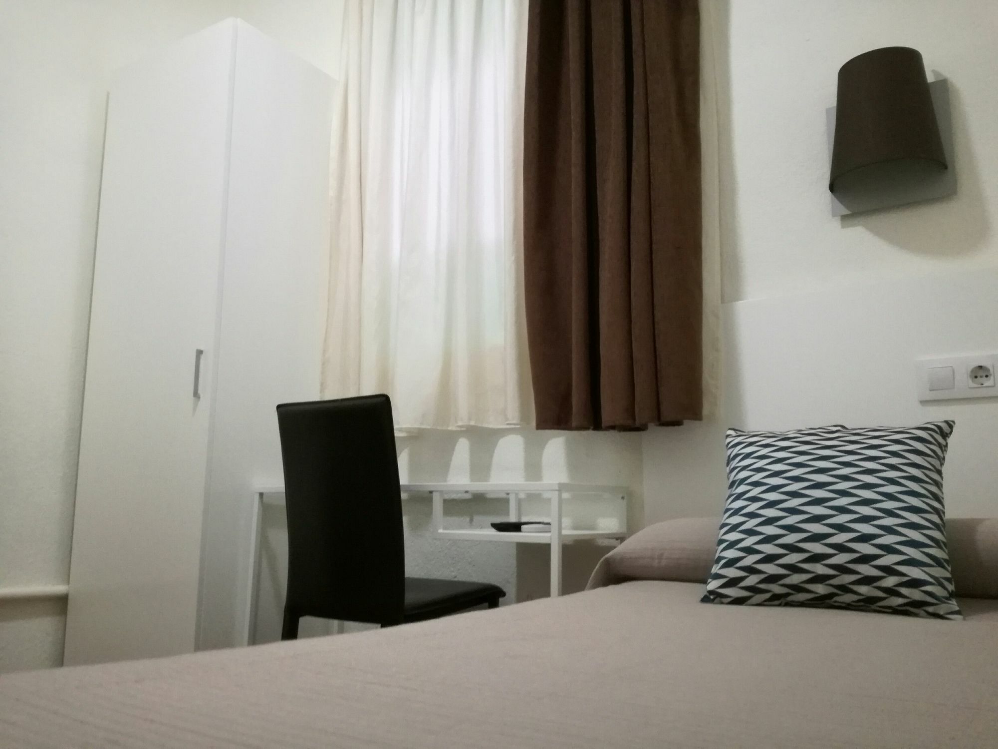 Hostal Lesseps Barcelona Bagian luar foto