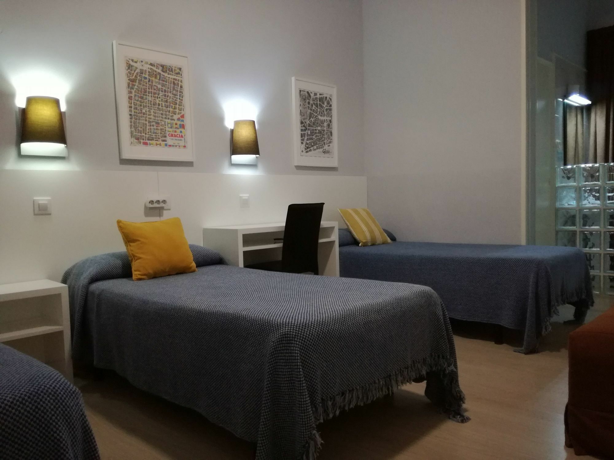 Hostal Lesseps Barcelona Bagian luar foto