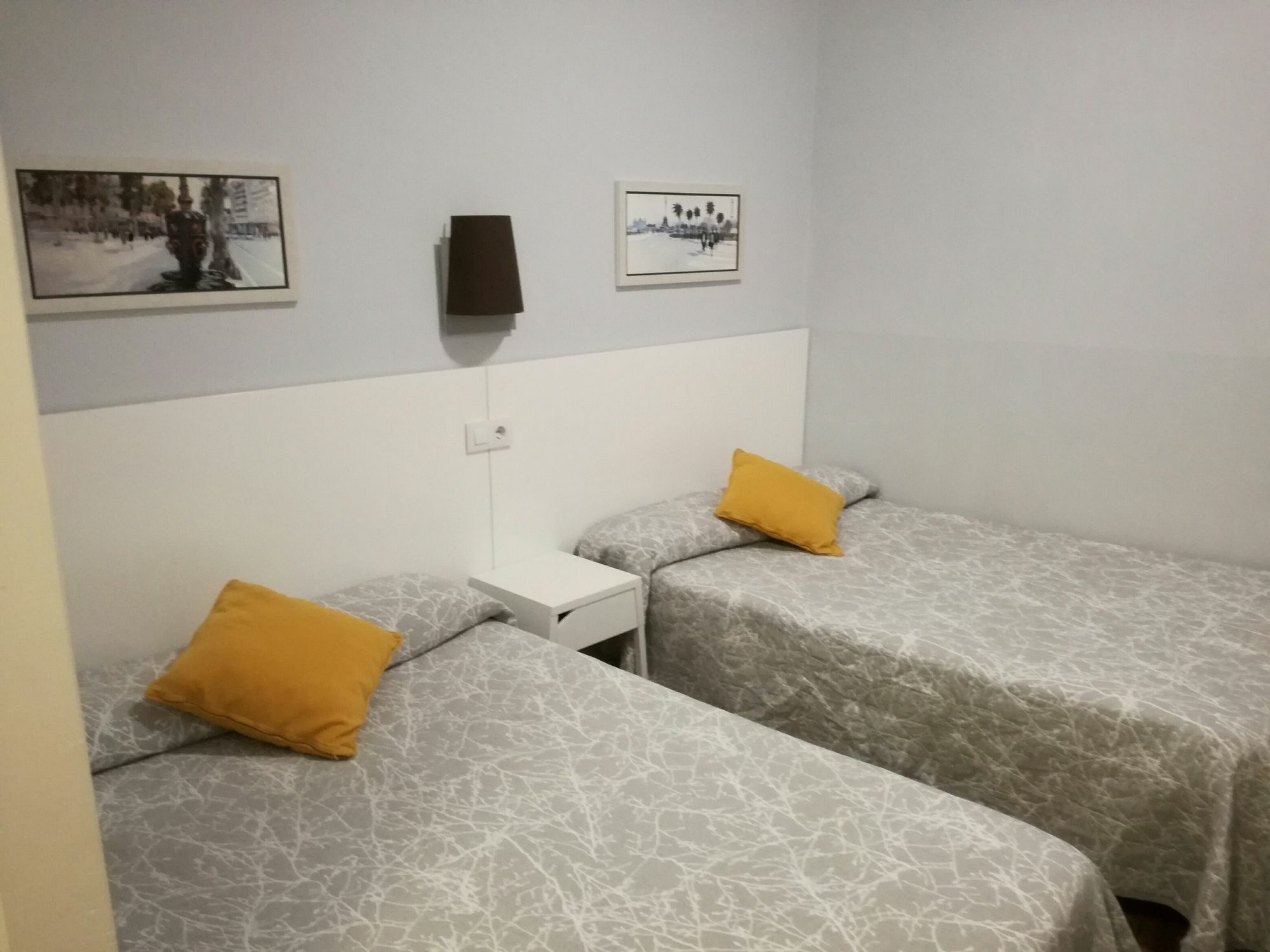 Hostal Lesseps Barcelona Bagian luar foto