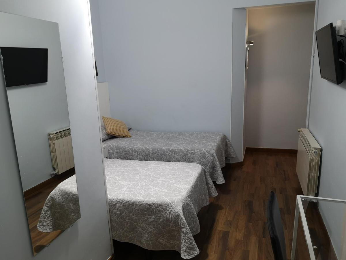 Hostal Lesseps Barcelona Bagian luar foto