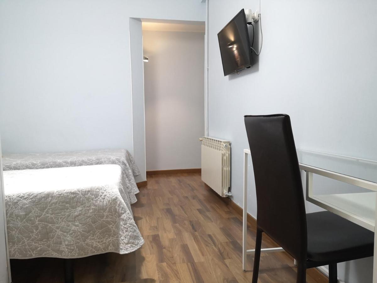 Hostal Lesseps Barcelona Bagian luar foto