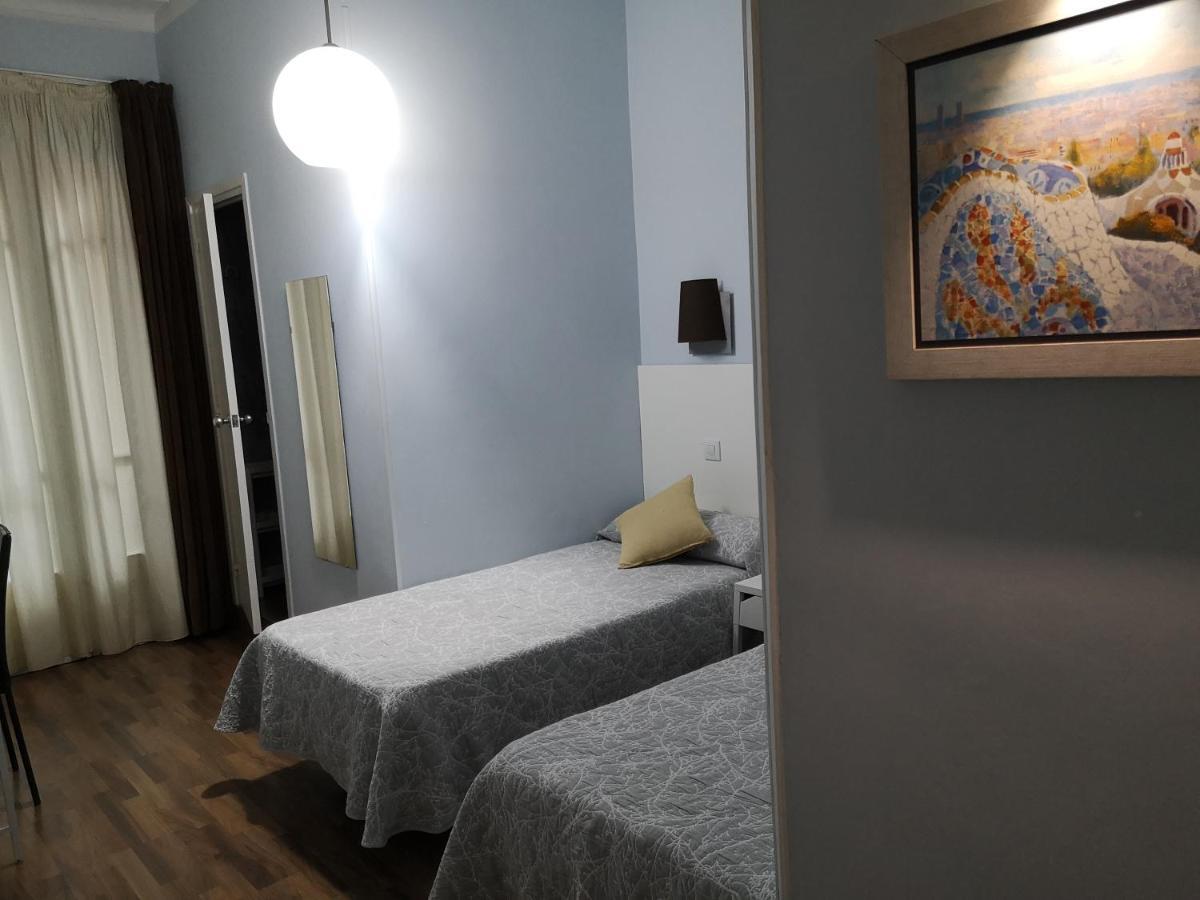 Hostal Lesseps Barcelona Bagian luar foto