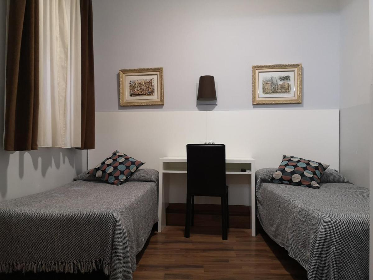 Hostal Lesseps Barcelona Bagian luar foto