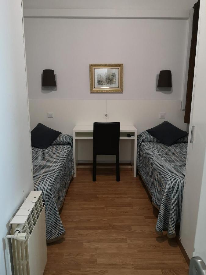 Hostal Lesseps Barcelona Bagian luar foto