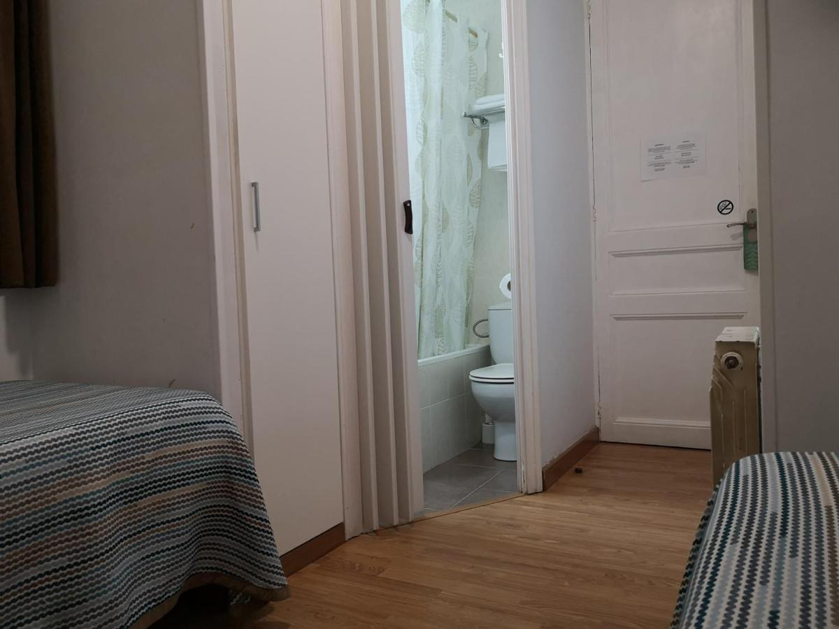 Hostal Lesseps Barcelona Bagian luar foto