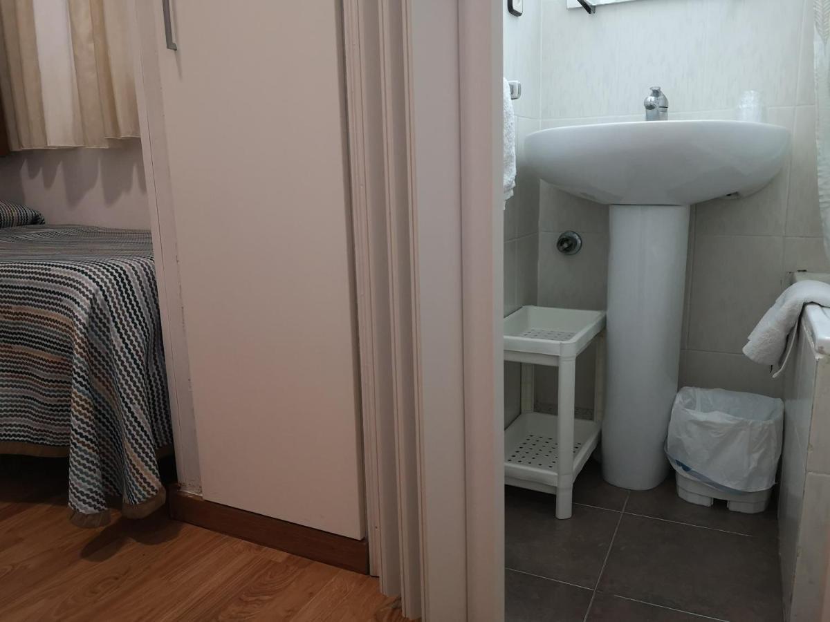 Hostal Lesseps Barcelona Bagian luar foto